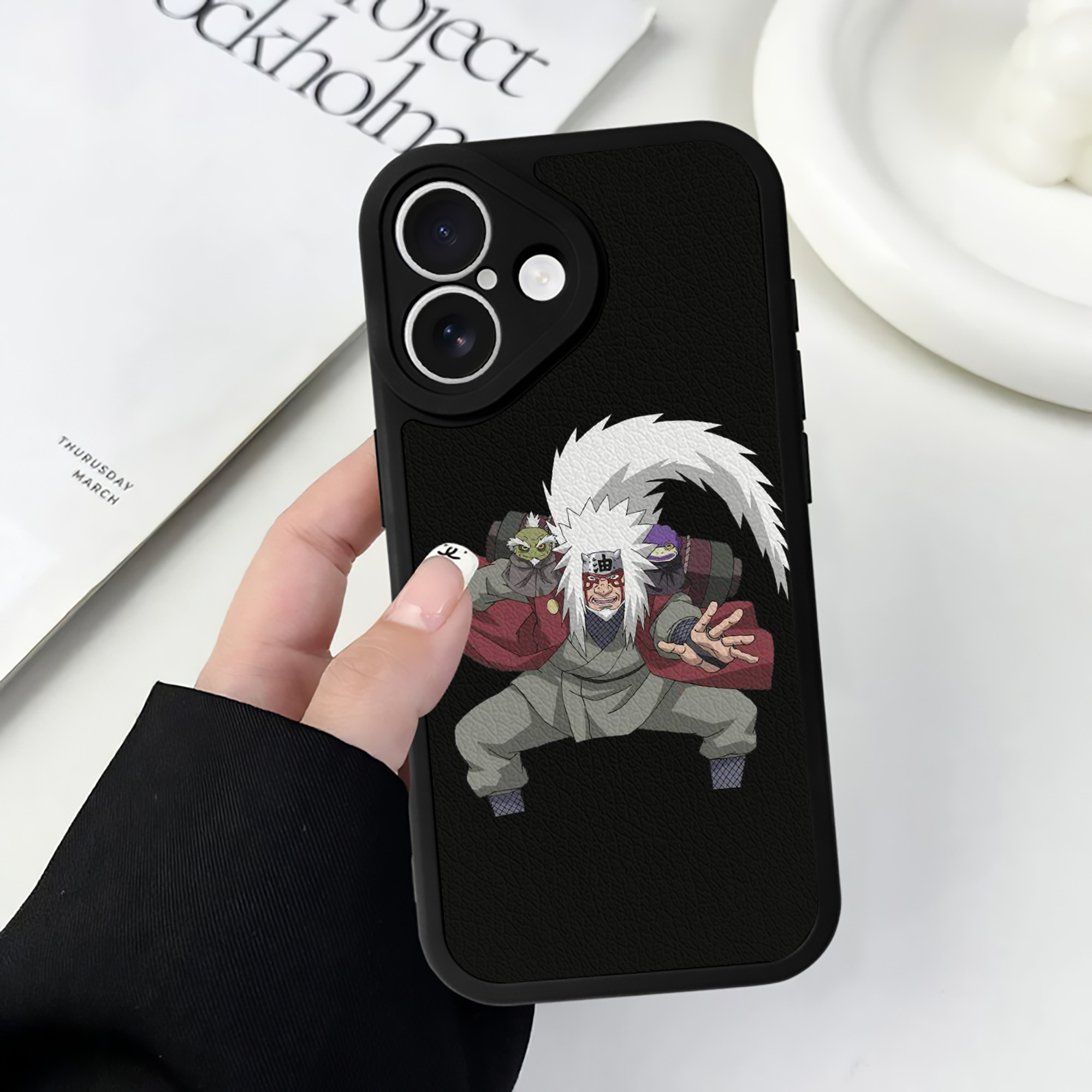 （画像用） NARUTO -ナルト- 自来也（じらいや） Jiraiya 【iPhone 16シリーズ対応】シリコンスマホケース（レザー調） 材質：シリコン